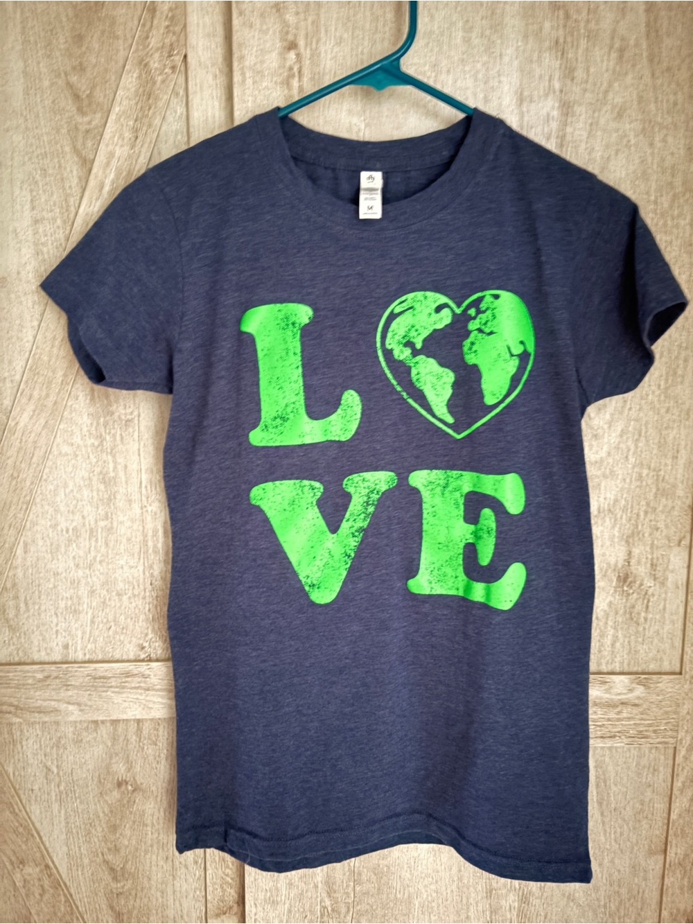 LOVE Earth Graphic Tee Navy Blue | Medium | Like New